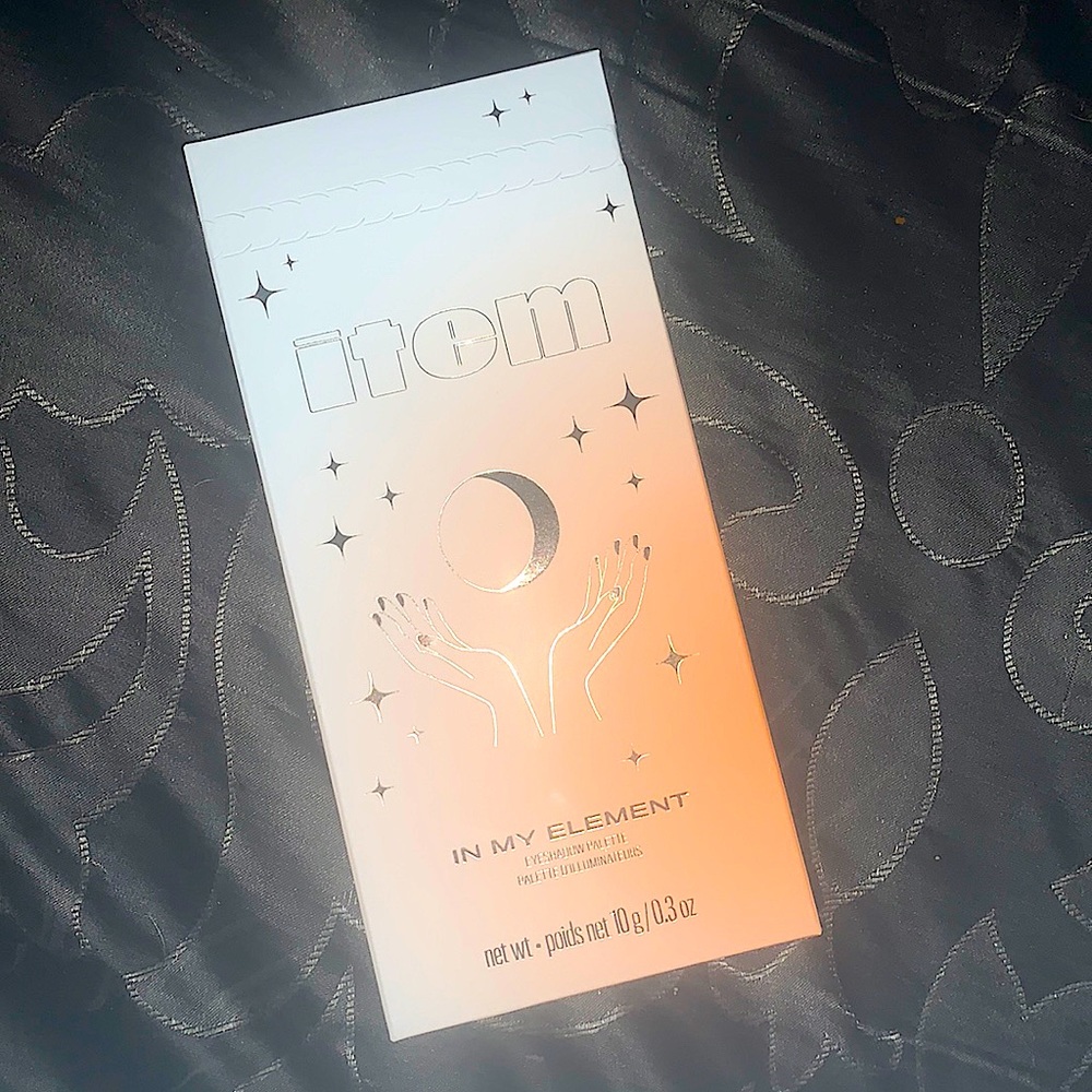 ITEM BEAUTY “ In My Element” shadow palette